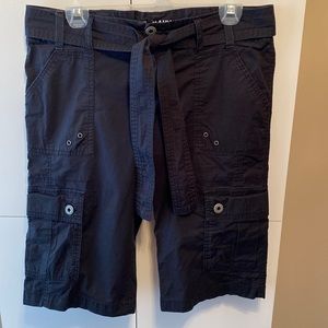 Old Navy Women’s vintage Size 8 Black lightweight belted Bermuda Shorts